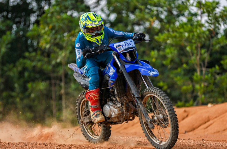 Night Race Perdana Shell BLU CRU Yamaha Enduro Challenge Sambangi Kalimantan Barat